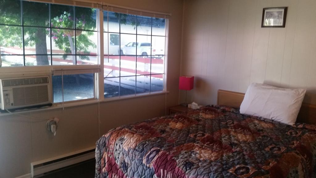 Holiday House Motel Penticton Extérieur photo